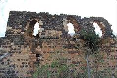 Une image contenant btiment, Ruines, plein air, ciel

Description gnre automatiquement