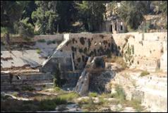 Une image contenant plein air, Ruines, arbre, Site arch�ologique

Description g�n�r�e automatiquement