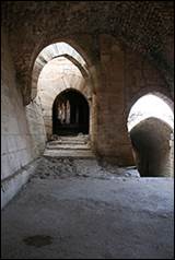 Une image contenant b�timent, Ruines, Crypte, arcade

Description g�n�r�e automatiquement